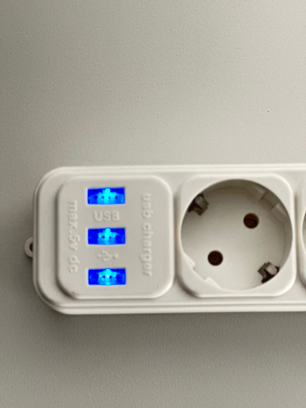 Przewód przedłużający (4 gniazda, 3 porty USB) 2 szt.